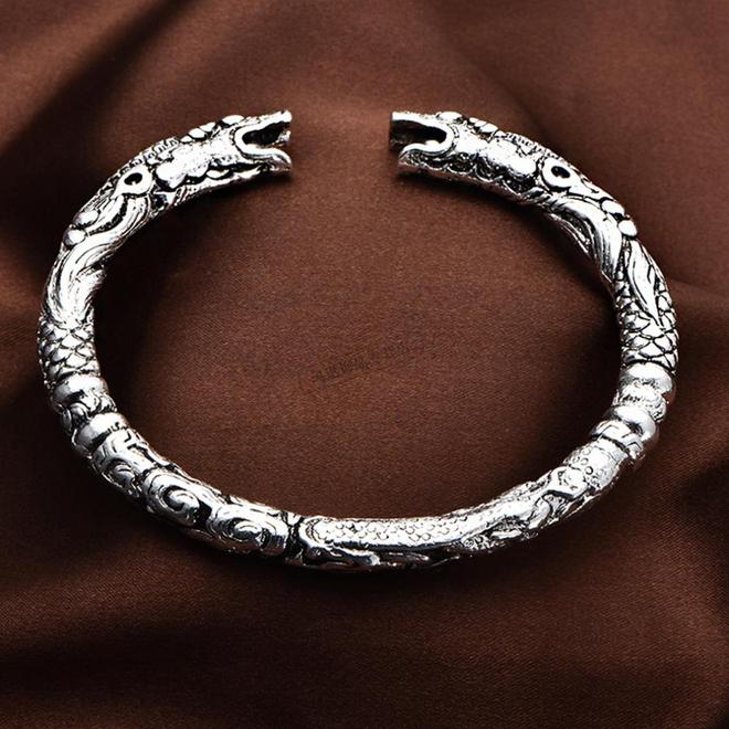 !红色搭配让你成为全场焦点!AG真人平台app惊艳新年(图2) !红色搭配让你成为全场焦点!AG真人平台app惊艳新年(图2)